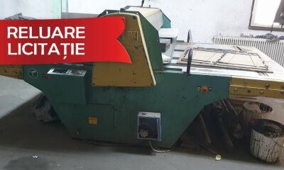 Mașină de ștanțat constituită dintr-un echipament industrial specializat pe debitare a cutiilor de carton